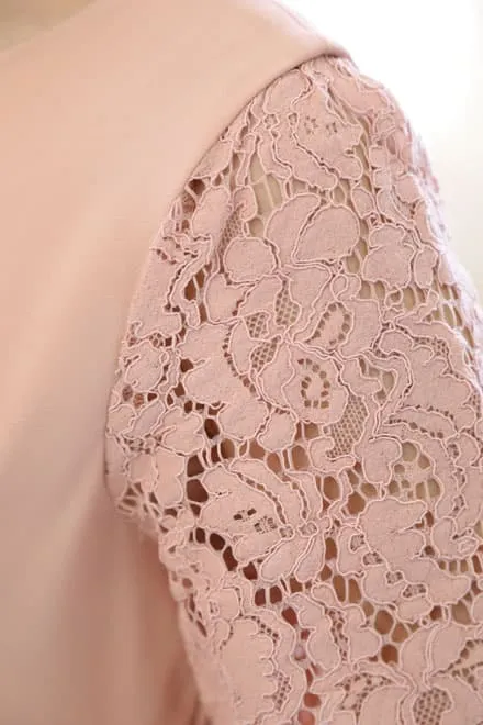 ピンクのレース袖ウエストタック入りドレス