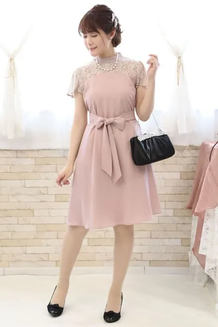ピンクのデコルテレースウエストリボンドレス
