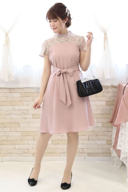 ピンクのデコルテレースウエストリボンドレス