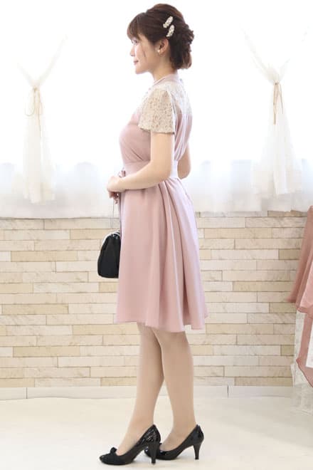 ピンクのデコルテレースウエストリボンドレス