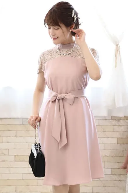 ピンクのデコルテレースウエストリボンドレス
