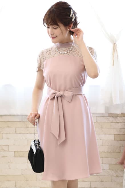 ピンクのデコルテレースウエストリボンドレス