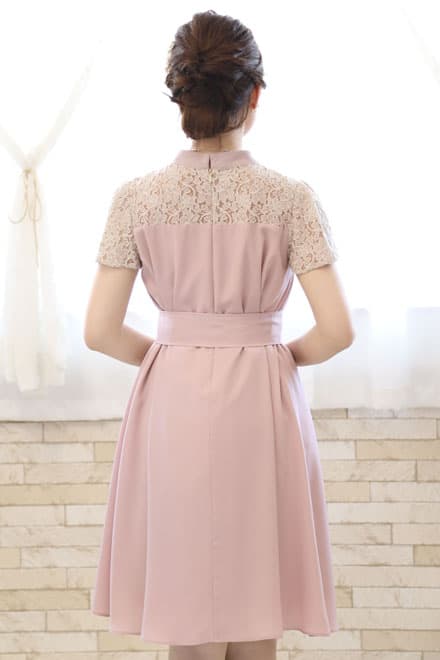 ピンクのデコルテレースウエストリボンドレス