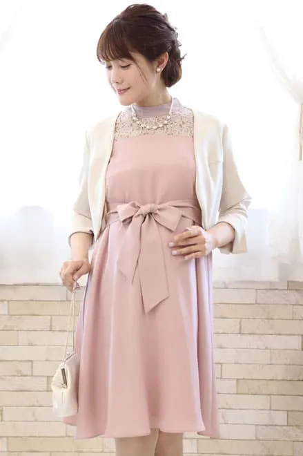 ピンクのデコルテレースウエストリボンドレス
