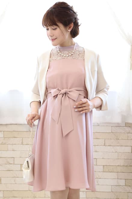 ピンクのデコルテレースウエストリボンドレス