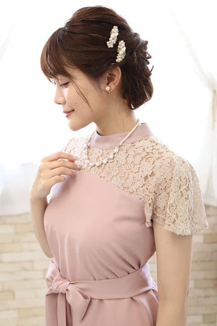 ピンクのデコルテレースウエストリボンドレス