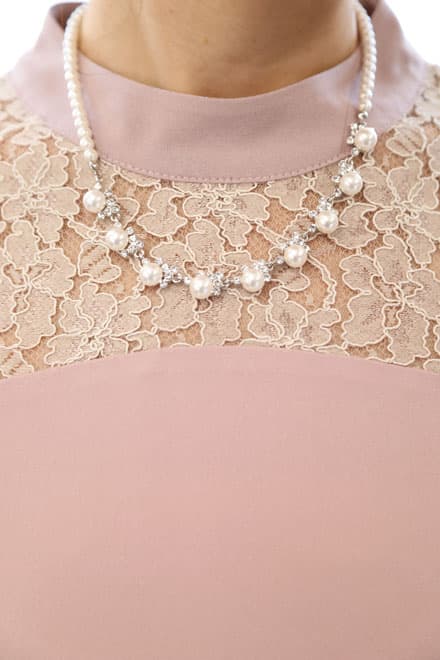 ピンクのデコルテレースウエストリボンドレス