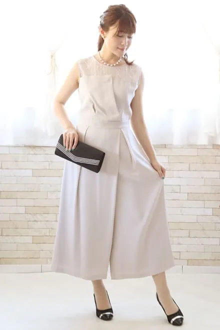 ライトグレーのビスチェ風ガウチョパンツドレス