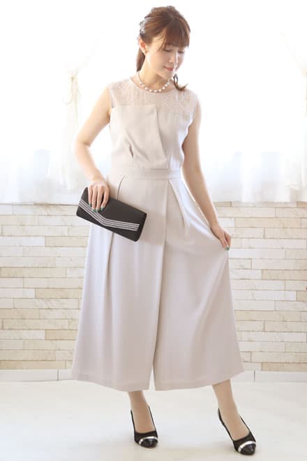 ライトグレーのビスチェ風ガウチョパンツドレス