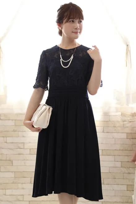 ネイビーのチュールトップスレースドレス
