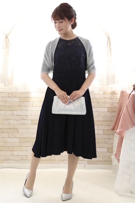 ネイビーのチュールトップスレースドレス