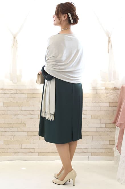 ダークグリーンのロングスリーブドレス