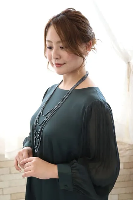 ダークグリーンのロングスリーブドレス