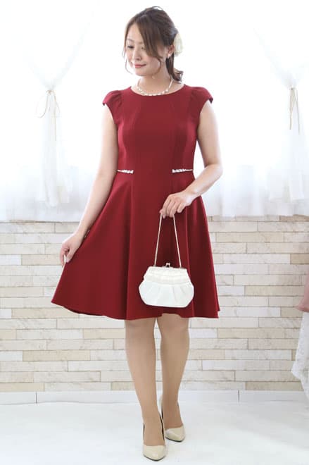 レッドのビジュー付きフレンチスリーブドレス