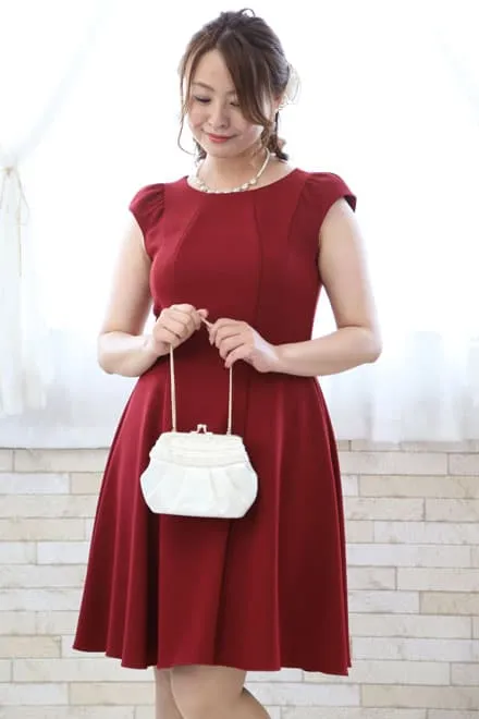 レッドのビジュー付きフレンチスリーブドレス