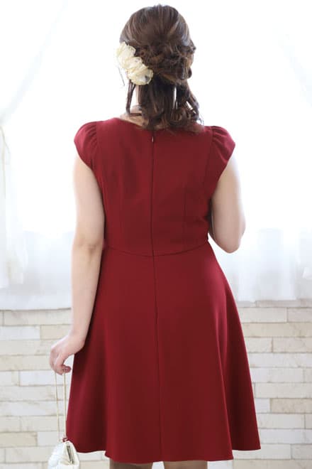 レッドのビジュー付きフレンチスリーブドレス