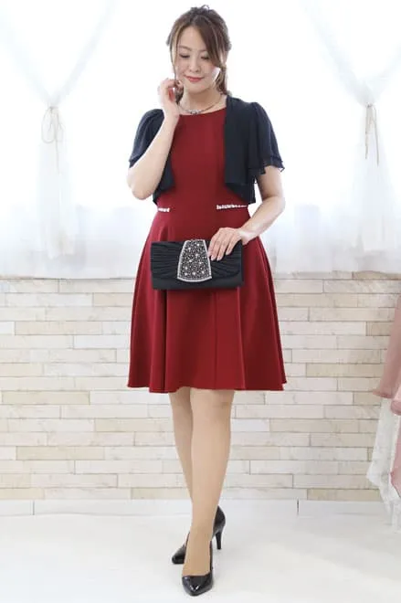 レッドのビジュー付きフレンチスリーブドレス