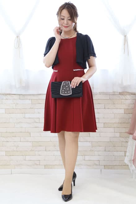 レッドのビジュー付きフレンチスリーブドレス