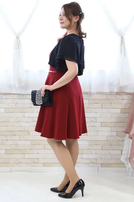 レッドのビジュー付きフレンチスリーブドレス