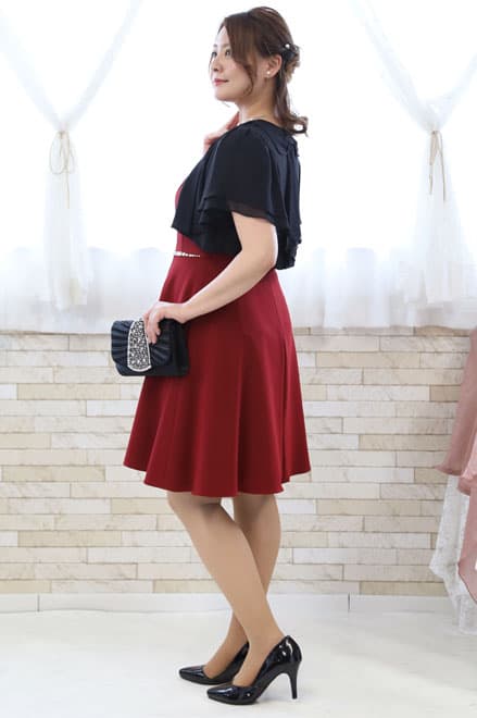 レッドのビジュー付きフレンチスリーブドレス