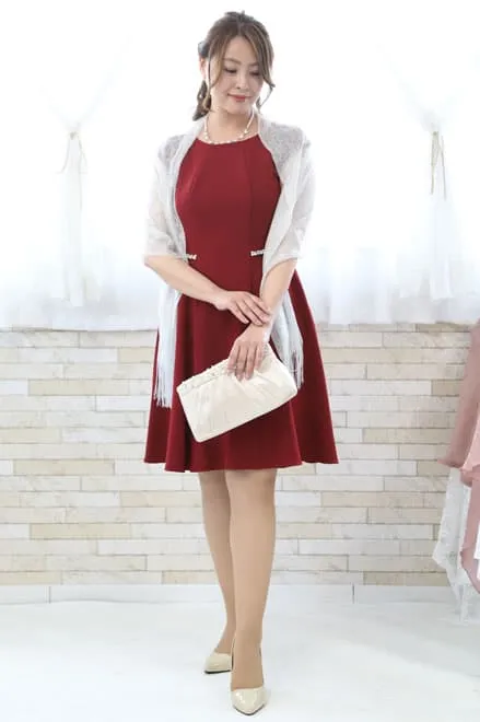 レッドのビジュー付きフレンチスリーブドレス