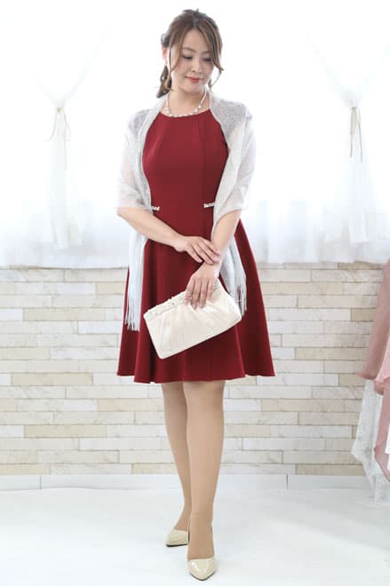 レッドのビジュー付きフレンチスリーブドレス