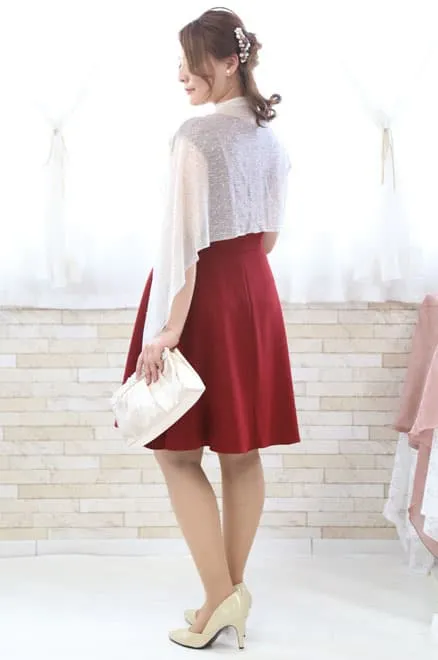 レッドのビジュー付きフレンチスリーブドレス