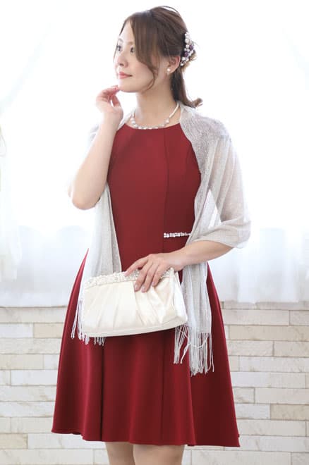 レッドのビジュー付きフレンチスリーブドレス