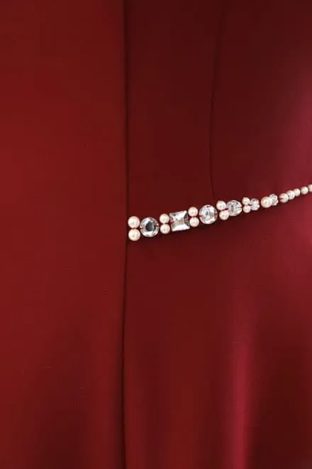 レッドのビジュー付きフレンチスリーブドレス