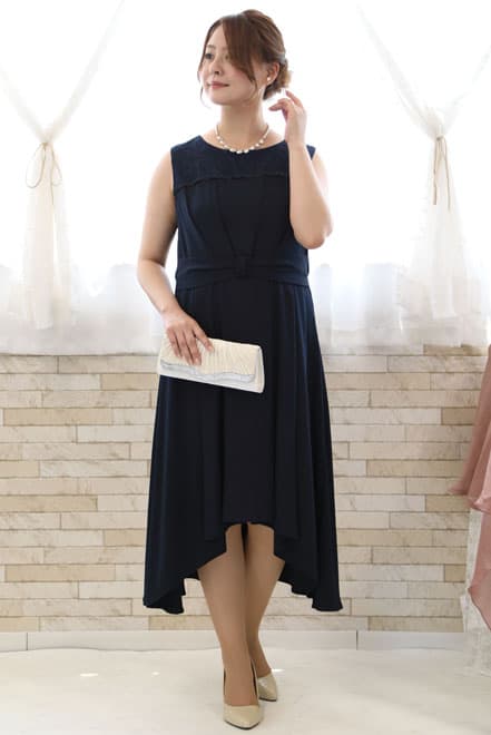 ネイビーのノースリーブイレギュラーヘムドレス