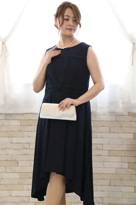 ネイビーのノースリーブイレギュラーヘムドレス