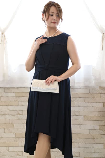 ネイビーのノースリーブイレギュラーヘムドレス