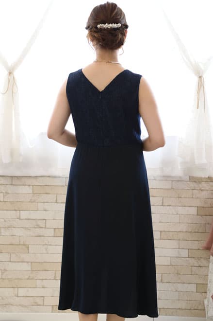 ネイビーのノースリーブイレギュラーヘムドレス