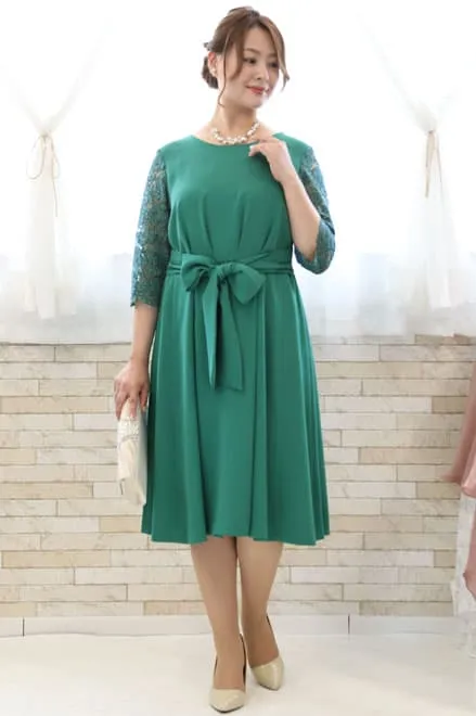グリーンの七分袖ウエストリボン付きドレス