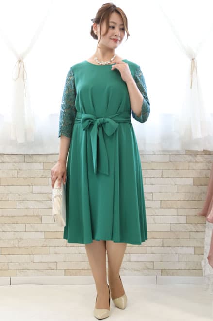 グリーンの七分袖ウエストリボン付きドレス