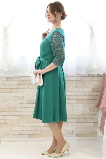 グリーンの七分袖ウエストリボン付きドレス