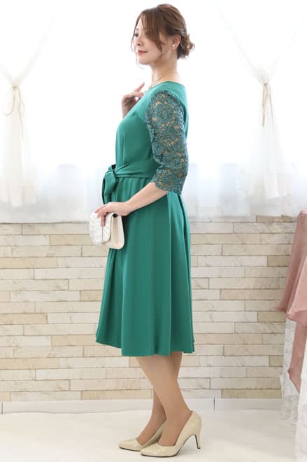 グリーンの七分袖ウエストリボン付きドレス