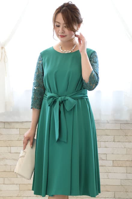 グリーンの七分袖ウエストリボン付きドレス