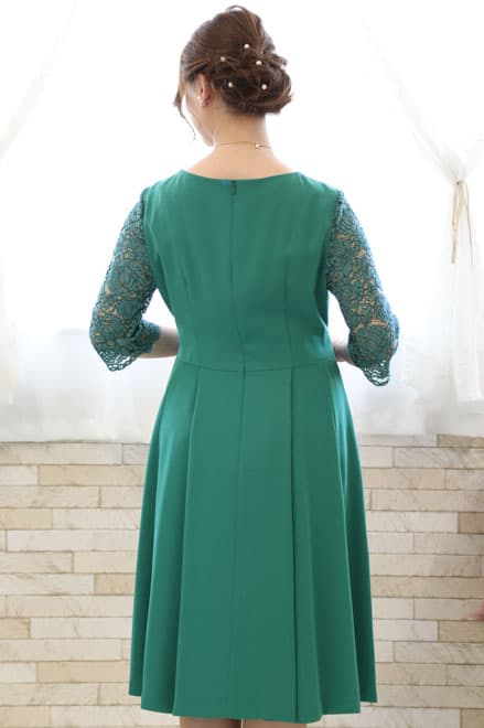 グリーンの七分袖ウエストリボン付きドレス