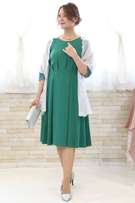 グリーンの七分袖ウエストリボン付きドレス