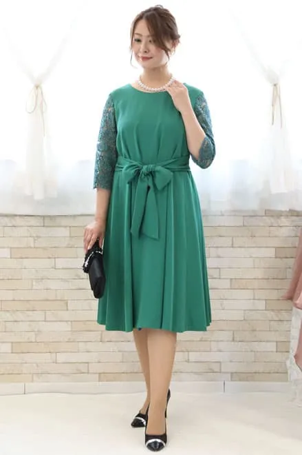 グリーンの七分袖ウエストリボン付きドレス
