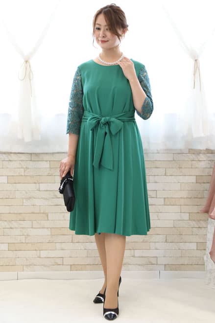 グリーンの七分袖ウエストリボン付きドレス