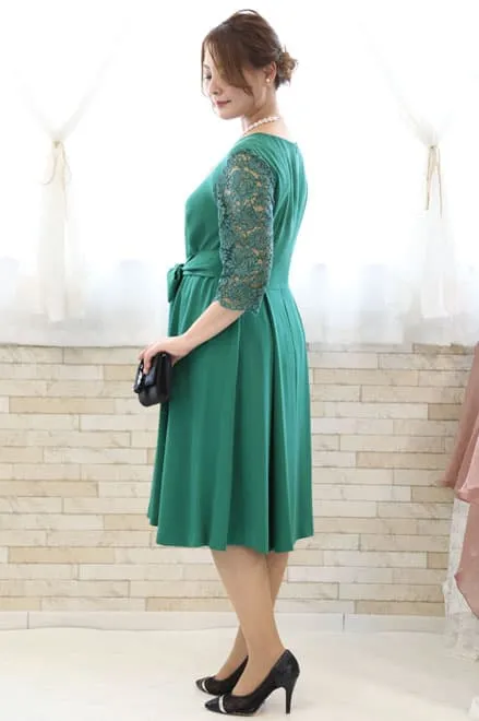 グリーンの七分袖ウエストリボン付きドレス