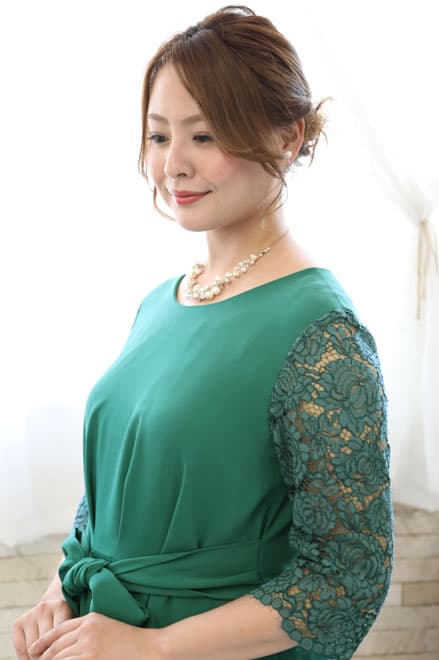 グリーンの七分袖ウエストリボン付きドレス