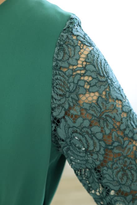 グリーンの七分袖ウエストリボン付きドレス