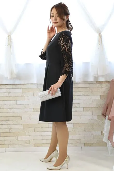 ブラックの七分袖レースドレス