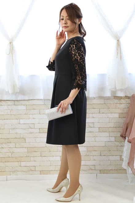 ブラックの七分袖レースドレス