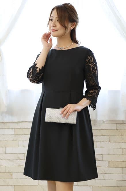 ブラックの七分袖レースドレス