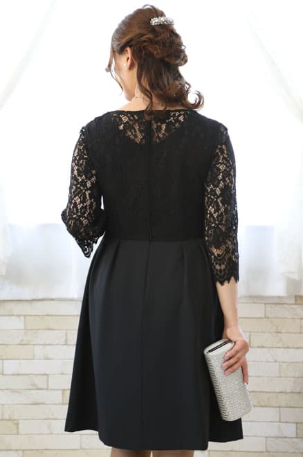 ブラックの七分袖レースドレス