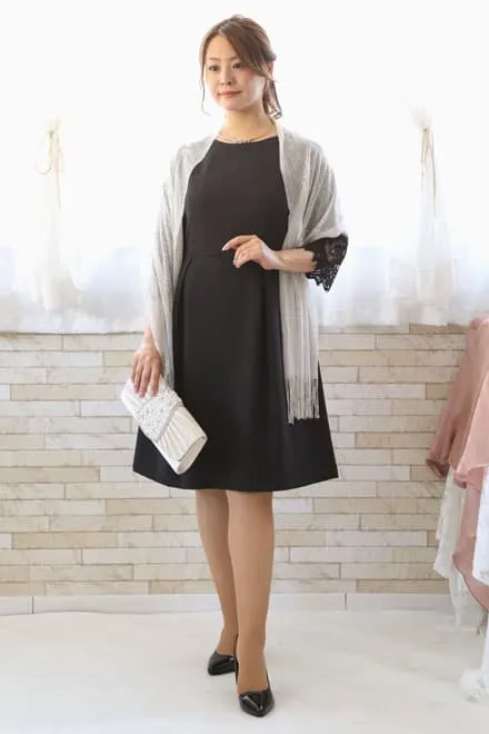ブラックの七分袖レースドレス
